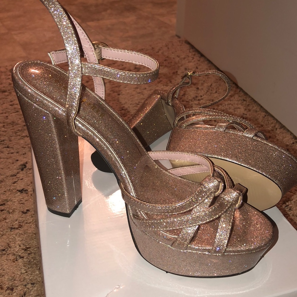 Sparkling open-toe pumps!